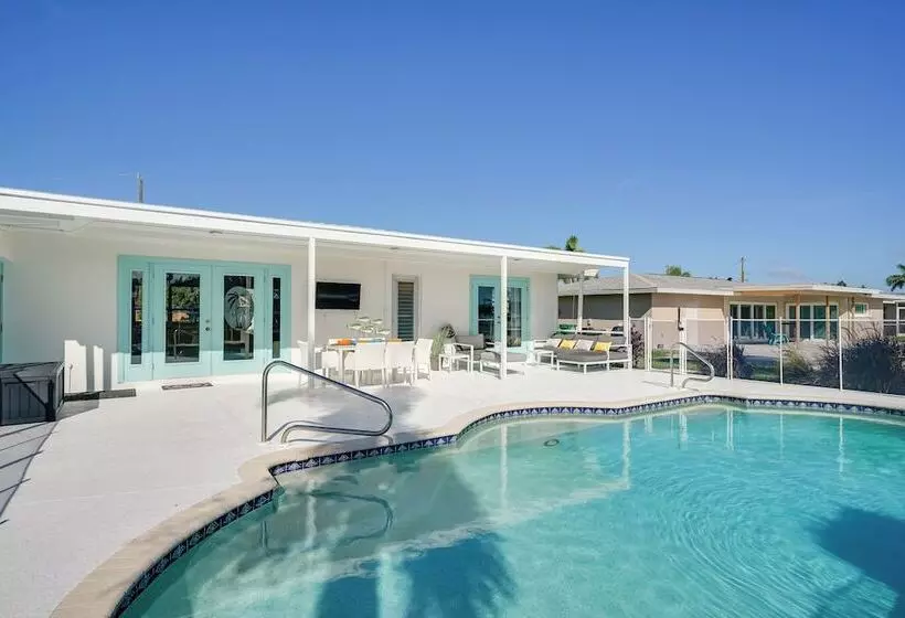 Dock, Grill & Pool: Waterfront Cape Coral Home!