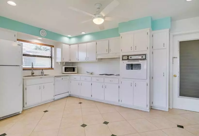 Dock, Grill & Pool: Waterfront Cape Coral Home!