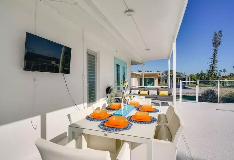 Dock, Grill & Pool: Waterfront Cape Coral Home!