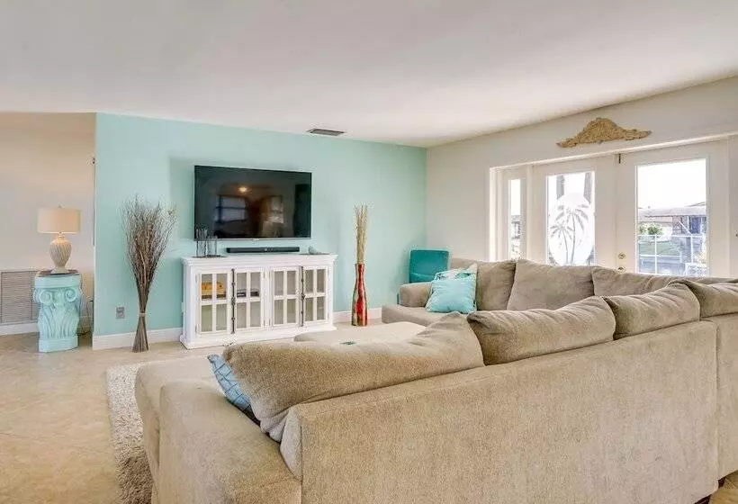 Dock, Grill & Pool: Waterfront Cape Coral Home!