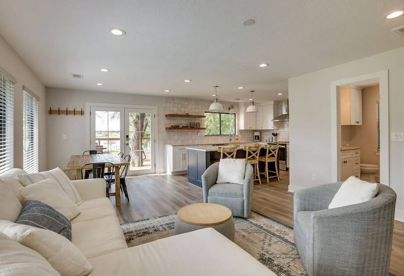 Willis Waterfront Home W/ Deck On Lake Conroe!