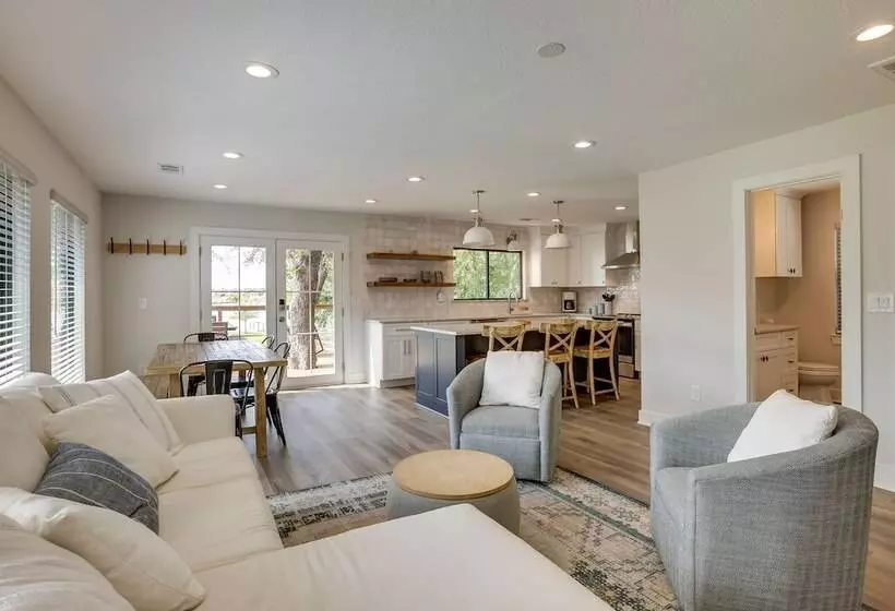 Willis Waterfront Home W/ Deck On Lake Conroe!