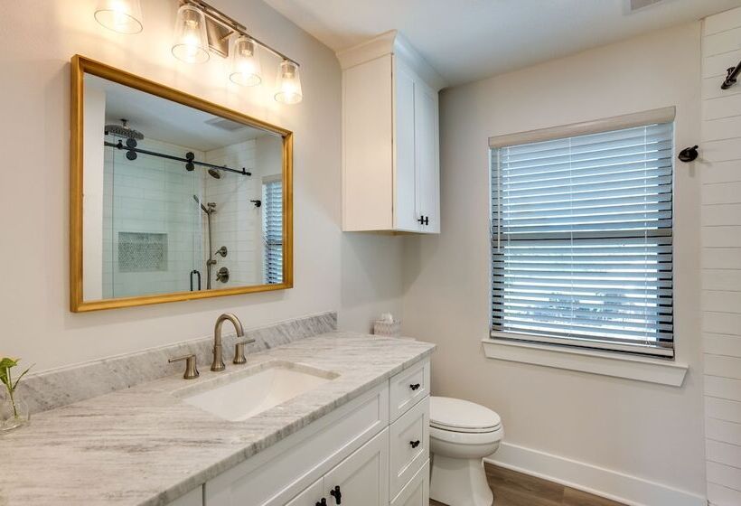 Willis Waterfront Home W/ Deck On Lake Conroe!