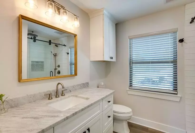 Willis Waterfront Home W/ Deck On Lake Conroe!