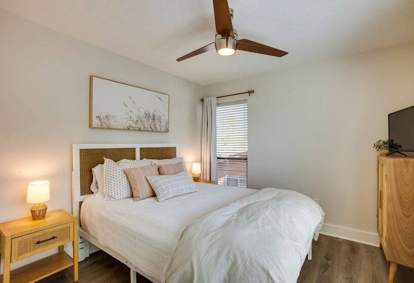 Willis Waterfront Home W/ Deck On Lake Conroe!