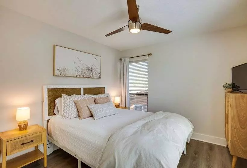 Willis Waterfront Home W/ Deck On Lake Conroe!