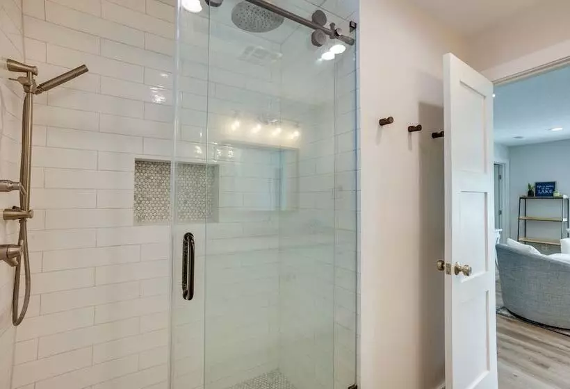 Willis Waterfront Home W/ Deck On Lake Conroe!