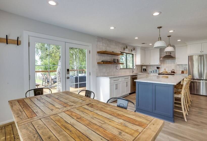 Willis Waterfront Home W/ Deck On Lake Conroe!