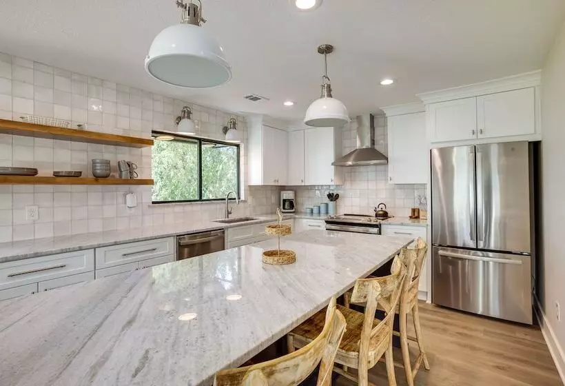 Willis Waterfront Home W/ Deck On Lake Conroe!