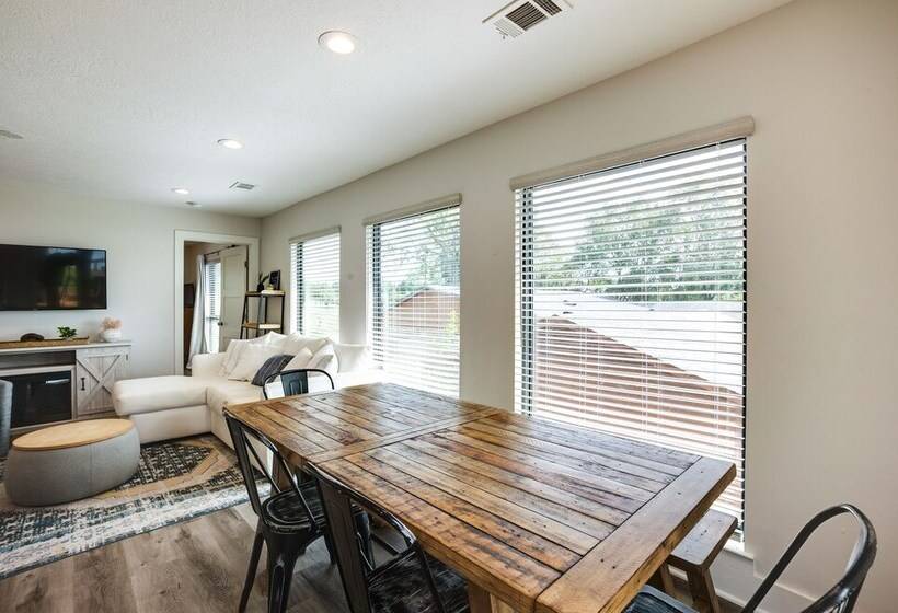 Willis Waterfront Home W/ Deck On Lake Conroe!