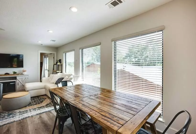 Willis Waterfront Home W/ Deck On Lake Conroe!