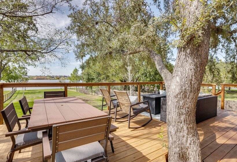 Willis Waterfront Home W/ Deck On Lake Conroe!