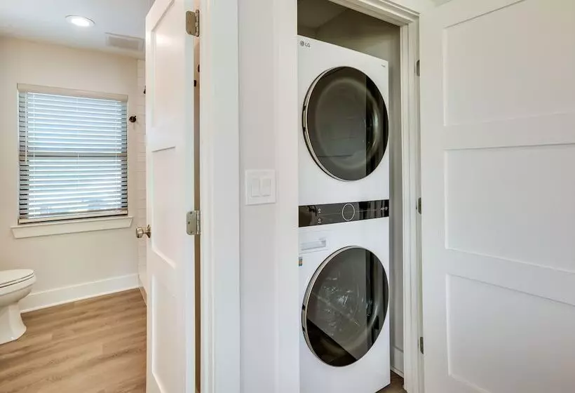 Willis Waterfront Home W/ Deck On Lake Conroe!