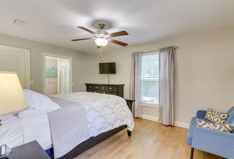 Charming Pensacola Home Rental: 2 Mi To Beach!