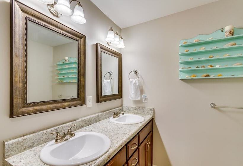 Charming Pensacola Home Rental: 2 Mi To Beach!