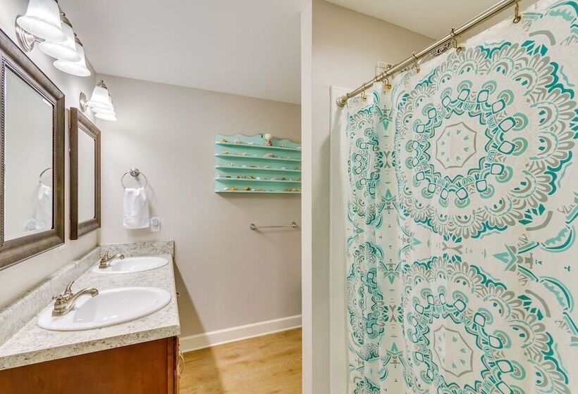 Charming Pensacola Home Rental: 2 Mi To Beach!