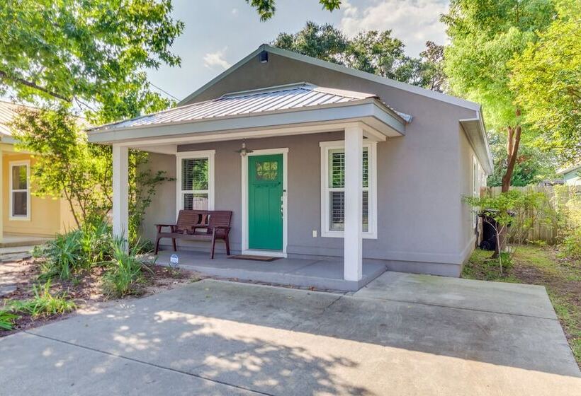 Charming Pensacola Home Rental: 2 Mi To Beach!