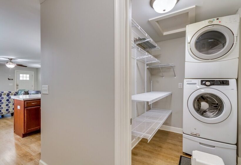 Charming Pensacola Home Rental: 2 Mi To Beach!