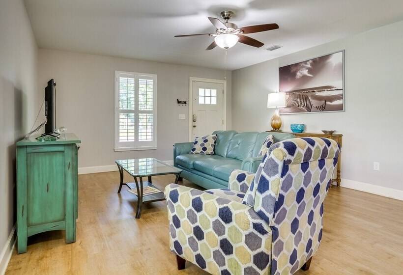 Charming Pensacola Home Rental: 2 Mi To Beach!