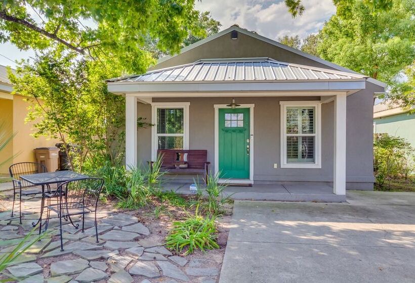 Charming Pensacola Home Rental: 2 Mi To Beach!