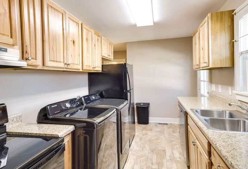 Charming Tullahoma Stay W/ Great Walkable Location