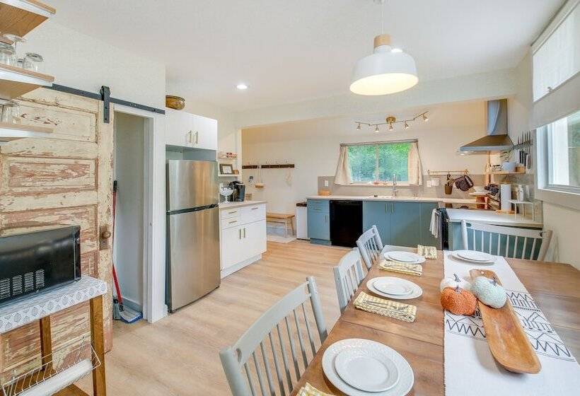 Chic Hot Springs Vacation Rental, Walk To Town!