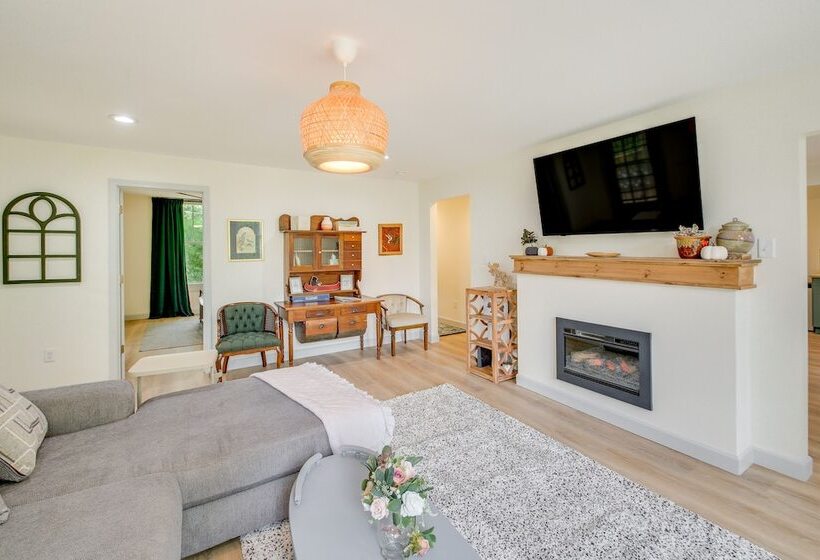 Chic Hot Springs Vacation Rental, Walk To Town!