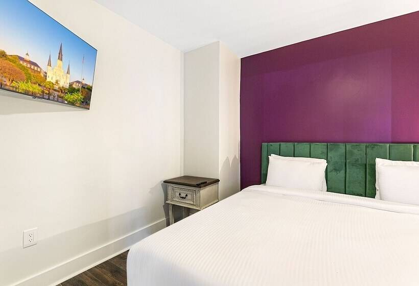 Gorgeous 4br Condo Steps To Fq