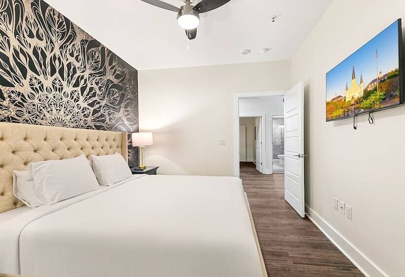 Gorgeous 4br Condo Steps To Fq