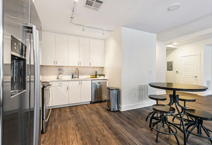 Gorgeous 4br Condo Steps To Fq