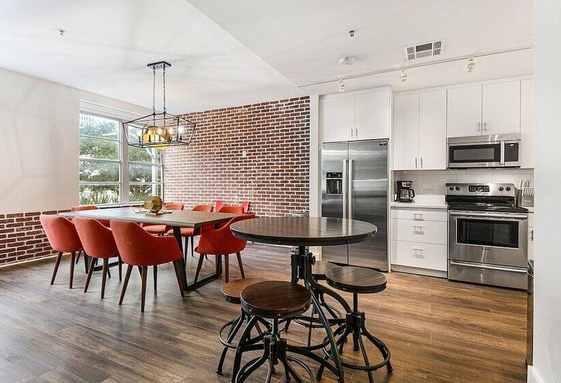 Gorgeous 4br Condo Steps To Fq