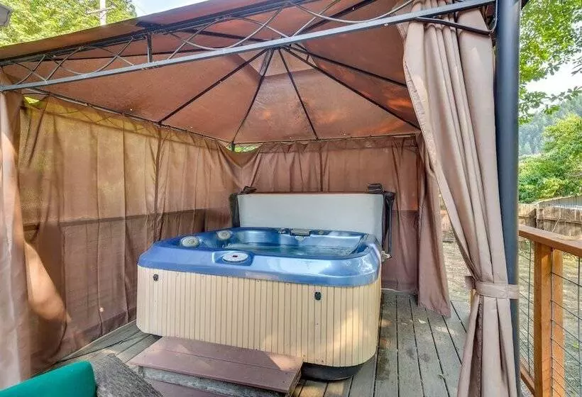 Historic Mapleton Cottage W/ River Views & Hot Tub