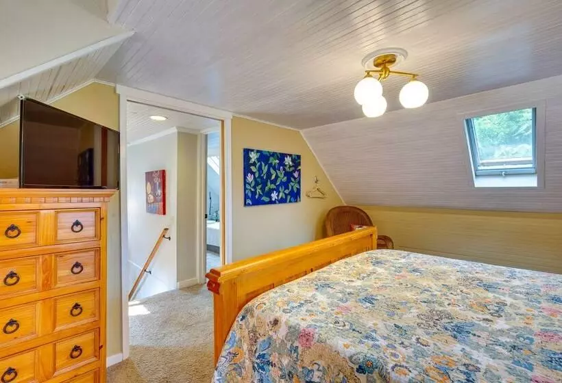 Historic Mapleton Cottage W/ River Views & Hot Tub