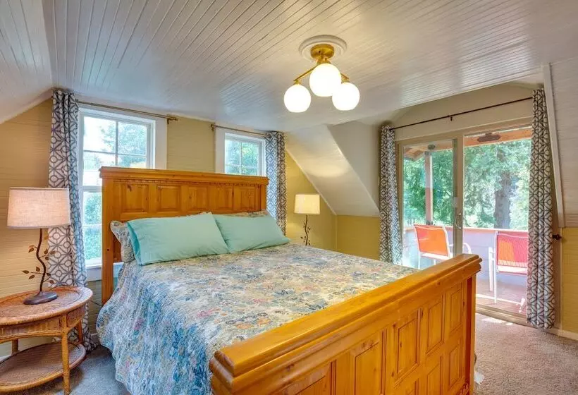 Historic Mapleton Cottage W/ River Views & Hot Tub
