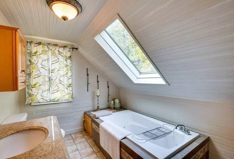 Historic Mapleton Cottage W/ River Views & Hot Tub