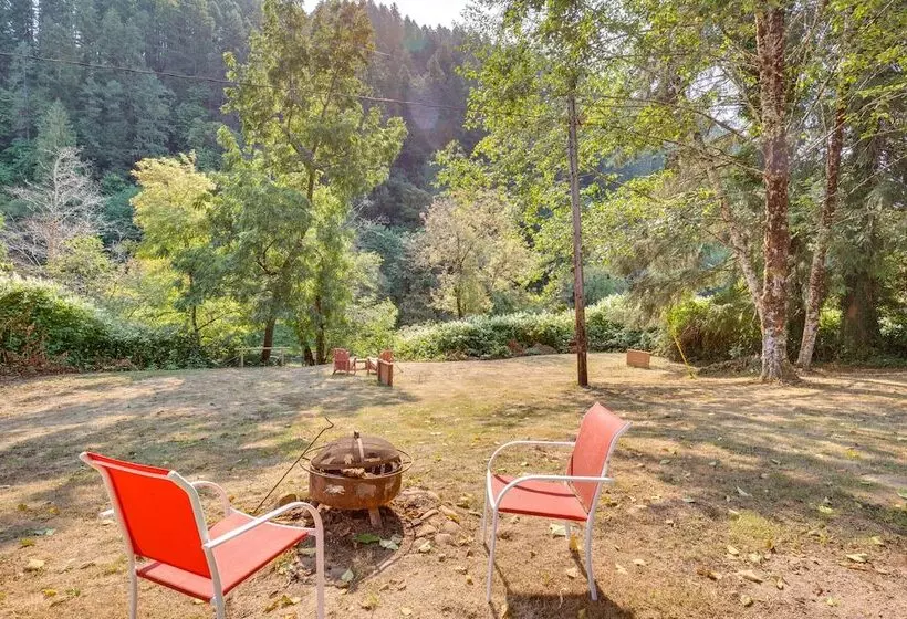 Historic Mapleton Cottage W/ River Views & Hot Tub