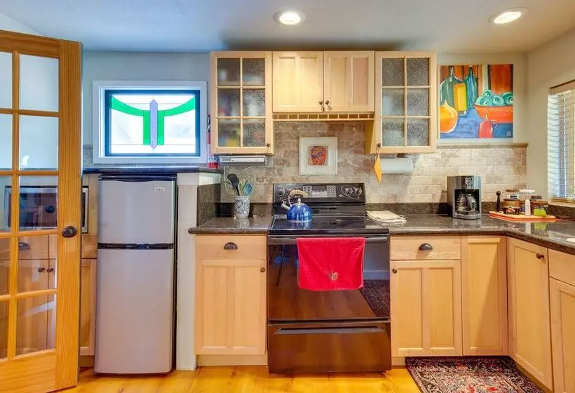 Historic Mapleton Cottage W/ River Views & Hot Tub