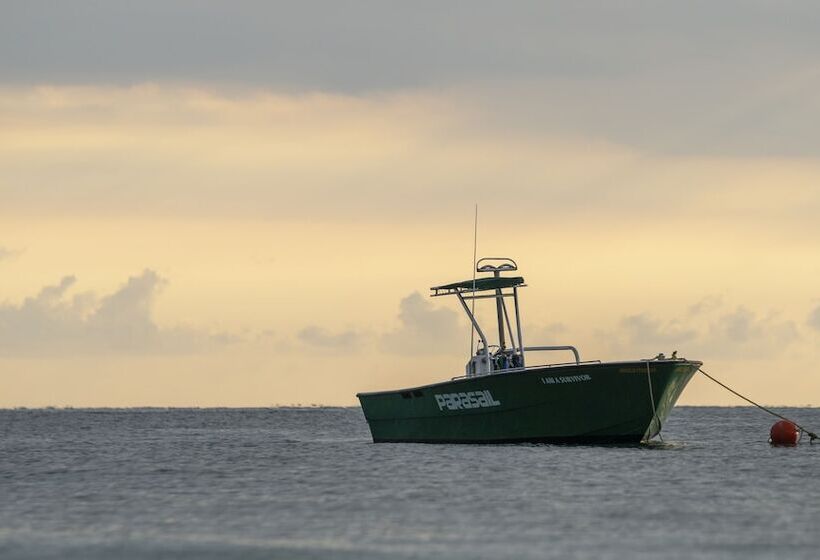 هتل Coral Cove Wellness Resort