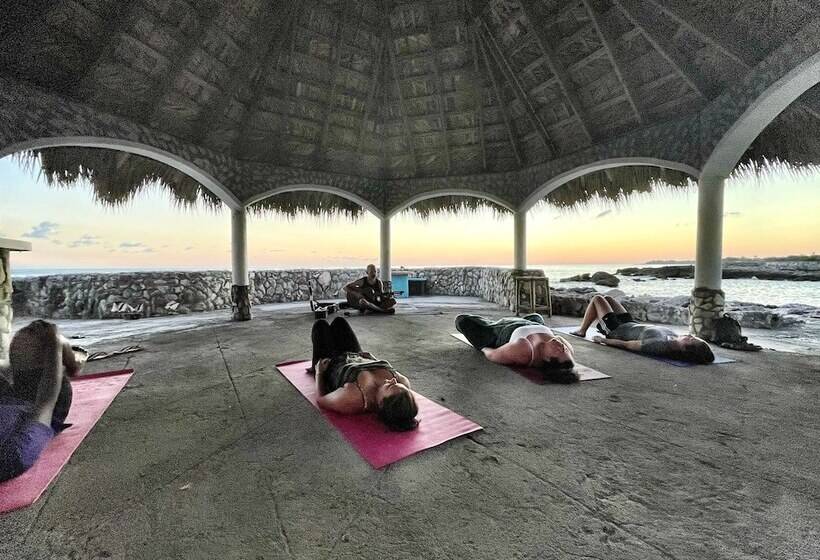 هتل Coral Cove Wellness Resort