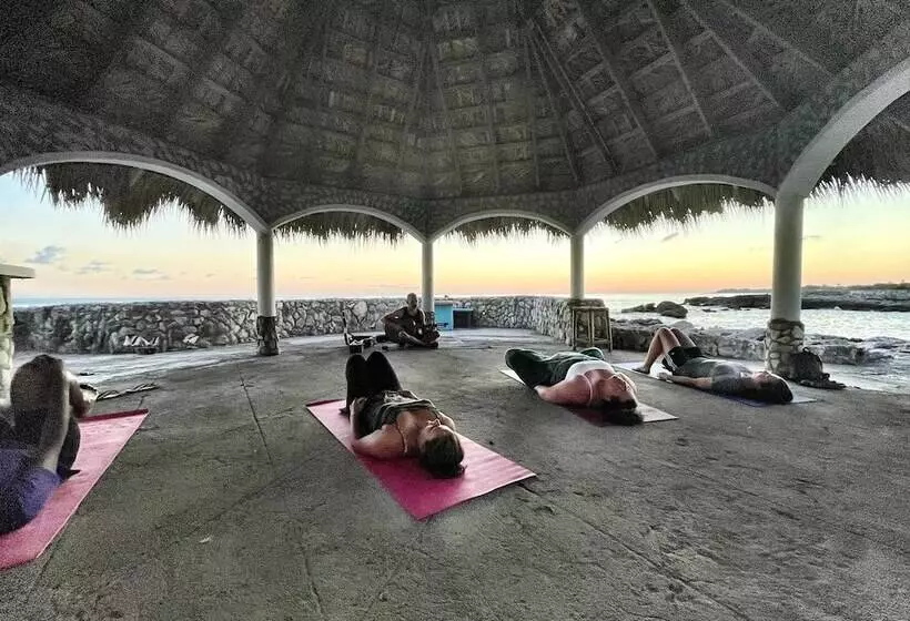 هتل Coral Cove Wellness Resort
