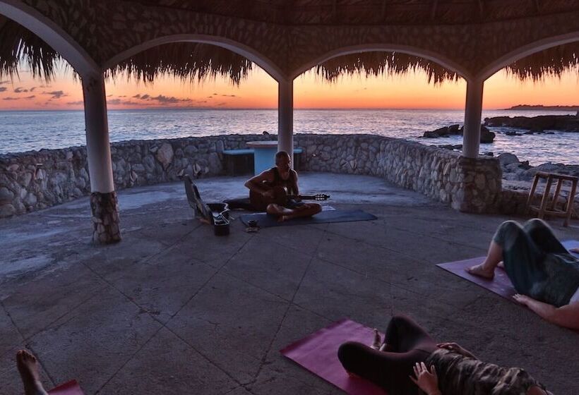 هتل Coral Cove Wellness Resort