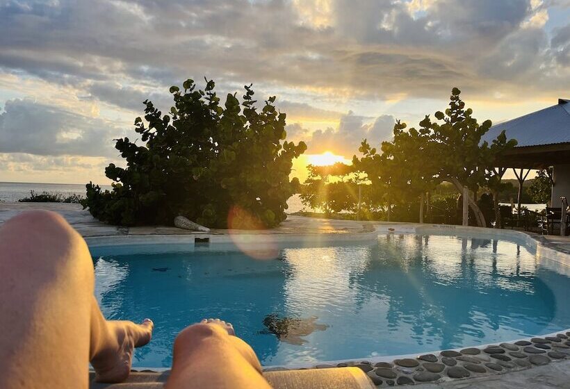 هتل Coral Cove Wellness Resort