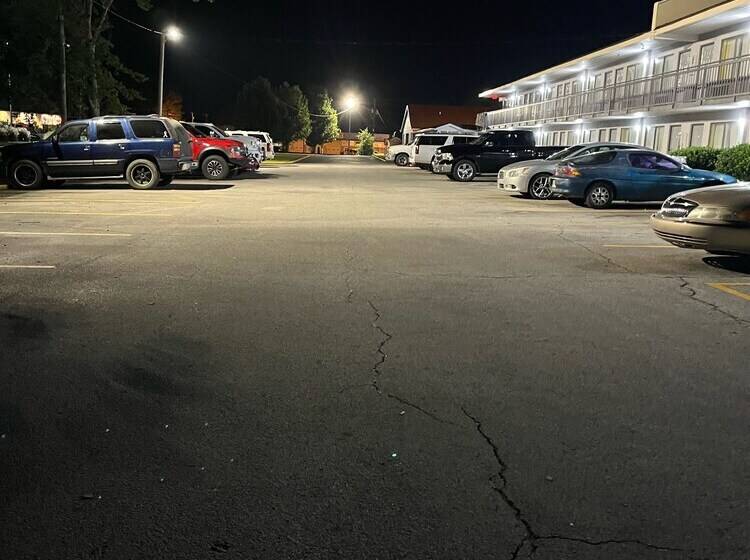 فندق Hallmarc Inn