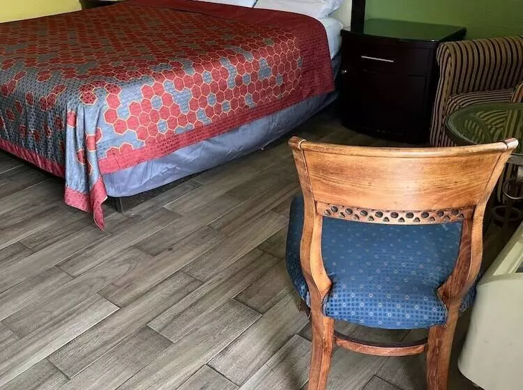 Hotelli Hallmarc Inn