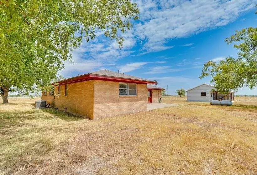 Texas Farmhouse Retreat On 10 Acres Near Austin!