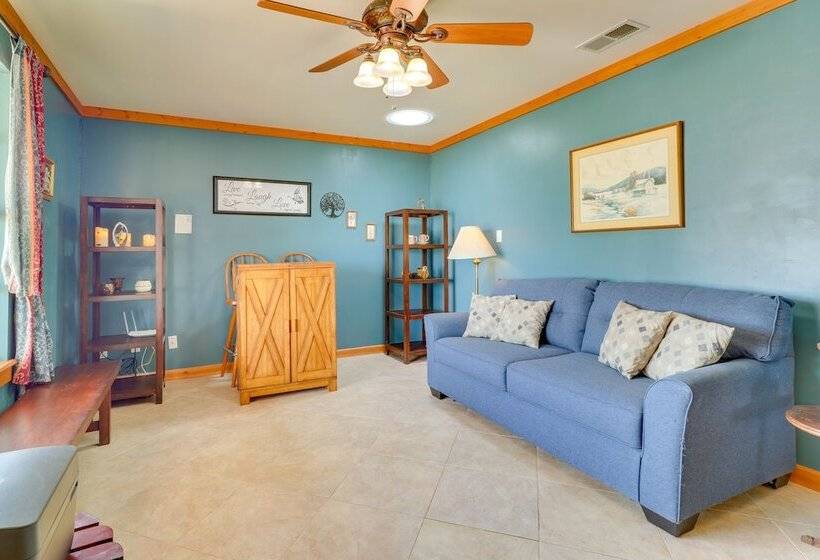 Texas Farmhouse Retreat On 10 Acres Near Austin!