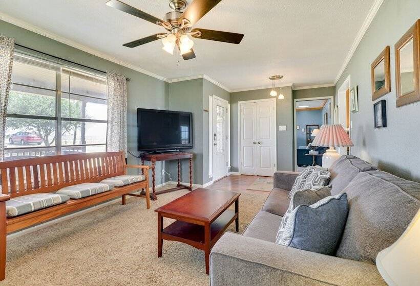 Texas Farmhouse Retreat On 10 Acres Near Austin!