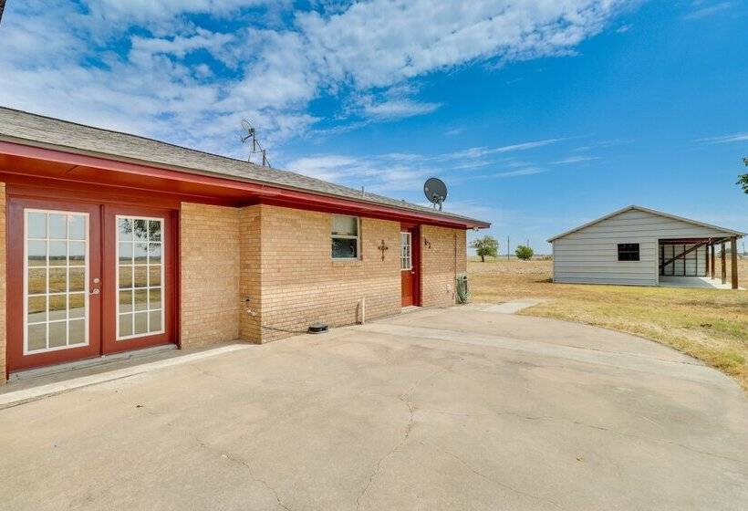 Texas Farmhouse Retreat On 10 Acres Near Austin!