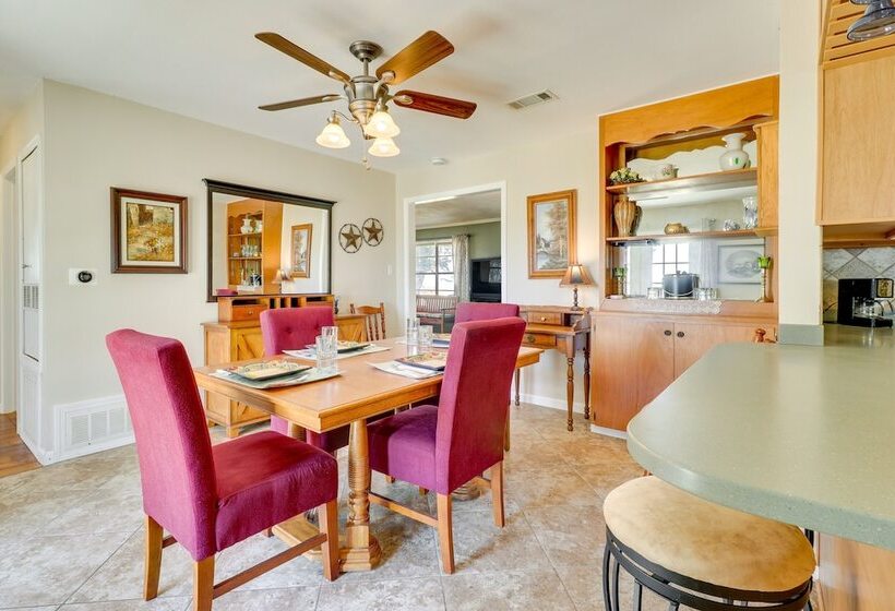 Texas Farmhouse Retreat On 10 Acres Near Austin!