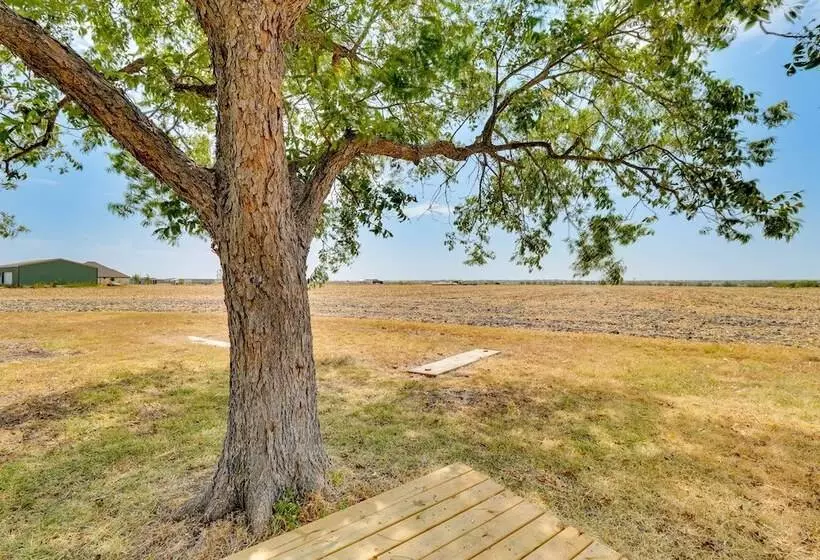 Texas Farmhouse Retreat On 10 Acres Near Austin!